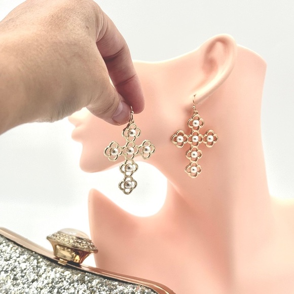 ⚜️ Loée Elegant Gold Cross Floral Earrings With Pearl ❤️‍🔥💫 - Picture 7 of 7